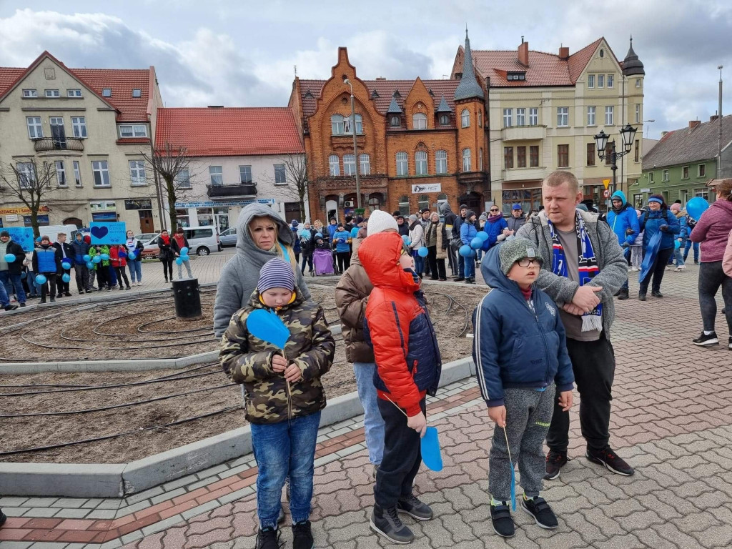 Przemarsz ulicami Strzelna z okazji Światowego Dnia Świadomości Autyzmu