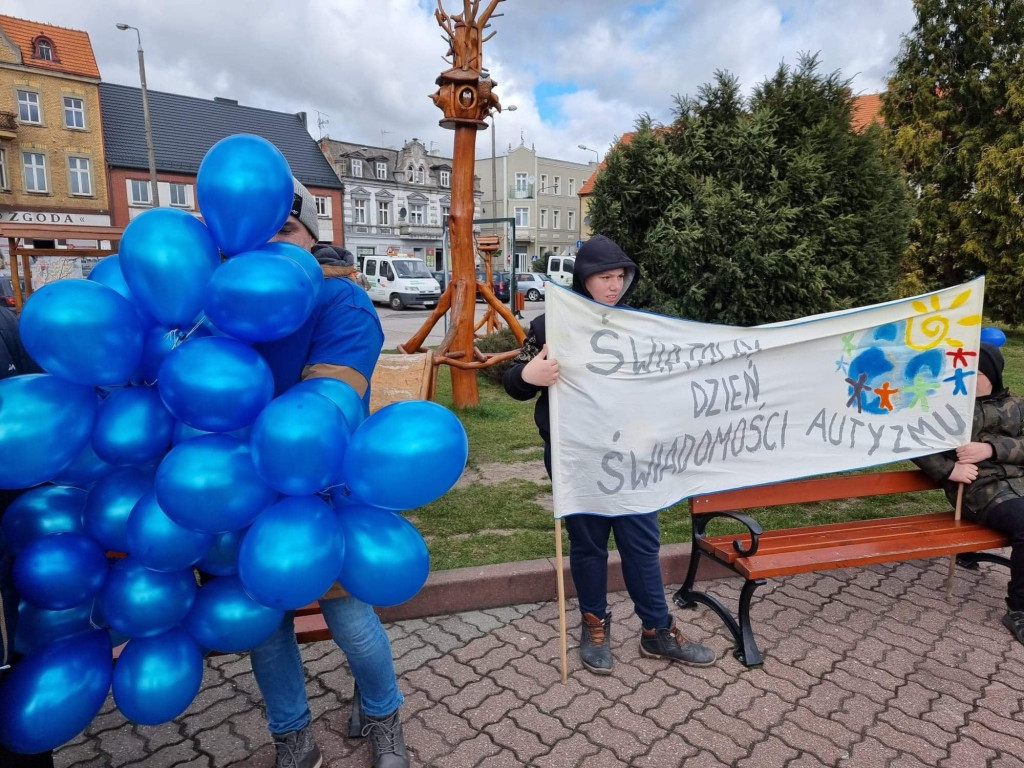 Przemarsz ulicami Strzelna z okazji Światowego Dnia Świadomości Autyzmu