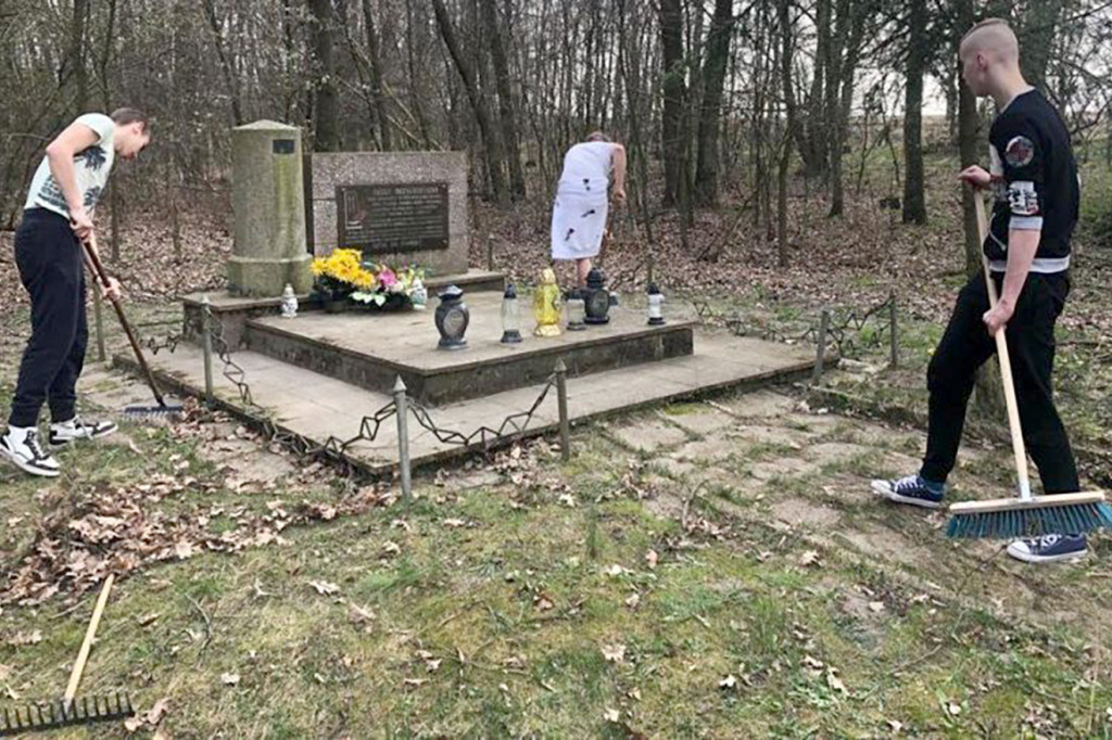 Chłopcy z MOW w Strzelnie porządkowali miejsca pamięci