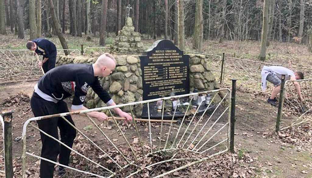 Chłopcy z MOW w Strzelnie porządkowali miejsca pamięci