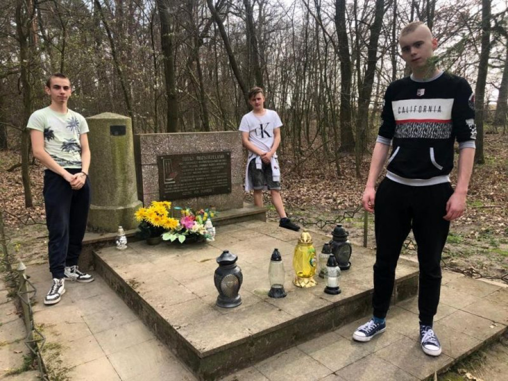 Chłopcy z MOW w Strzelnie porządkowali miejsca pamięci