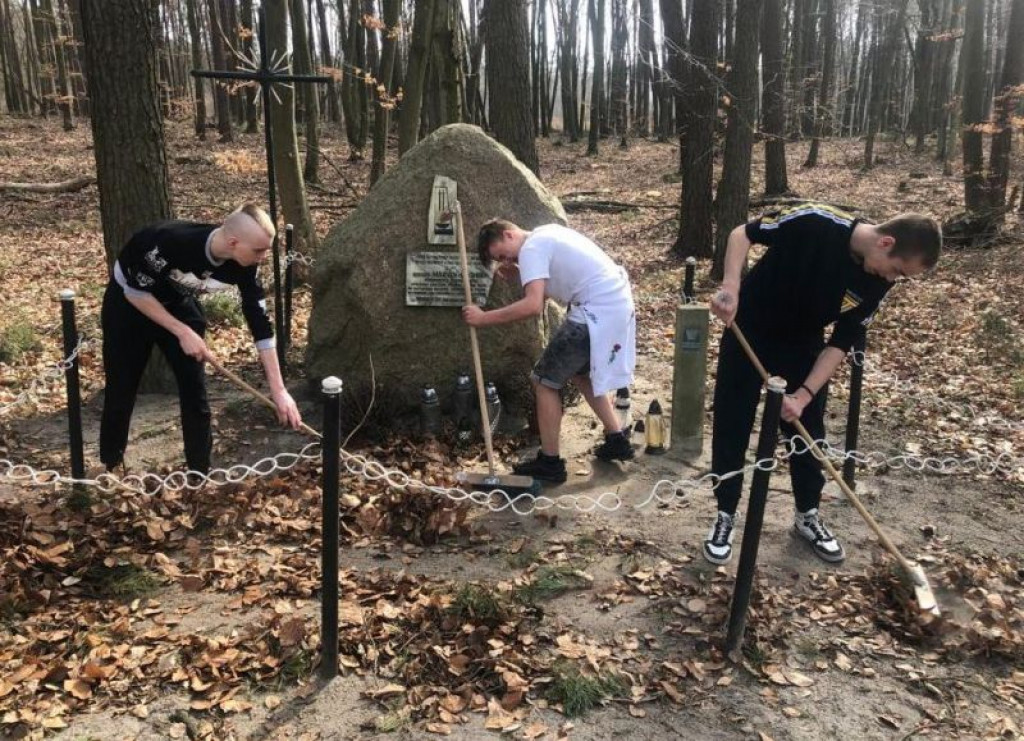 Chłopcy z MOW w Strzelnie porządkowali miejsca pamięci
