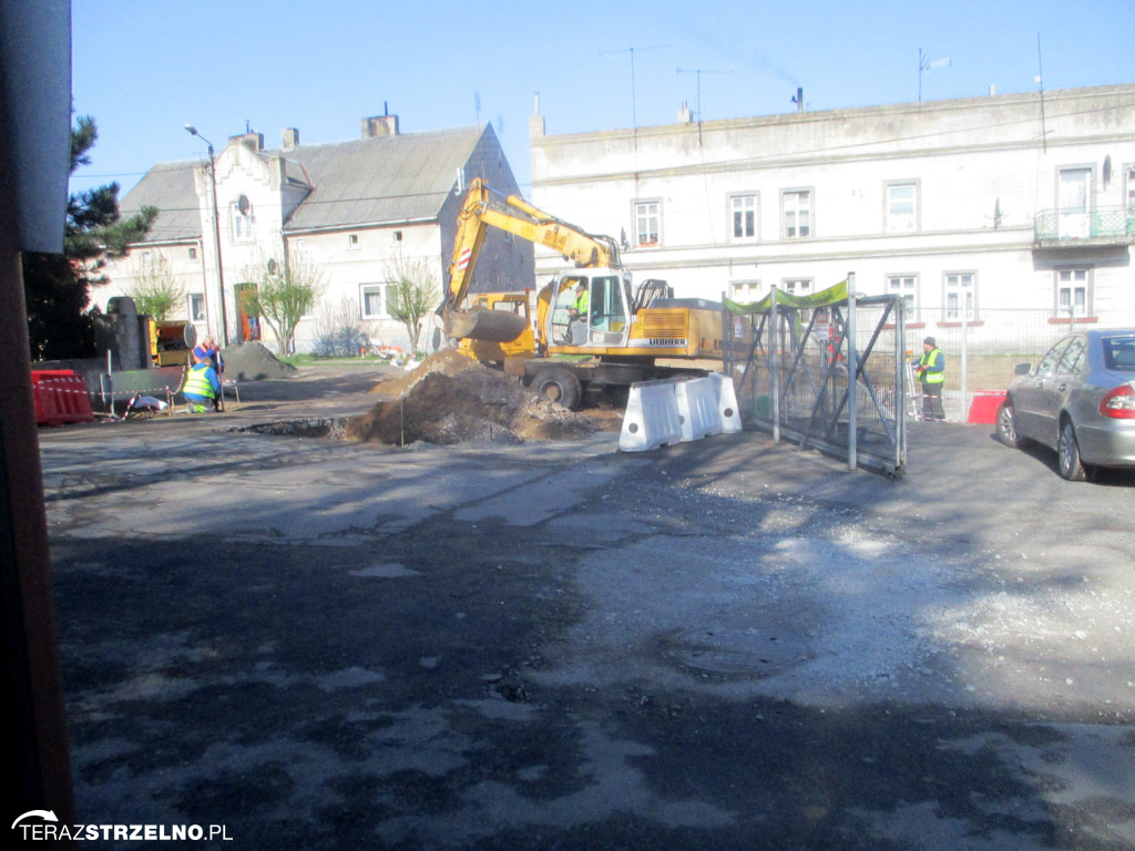 Znikają stare budynki w Strzelnie, powstają nowoczesne rozwiązania.