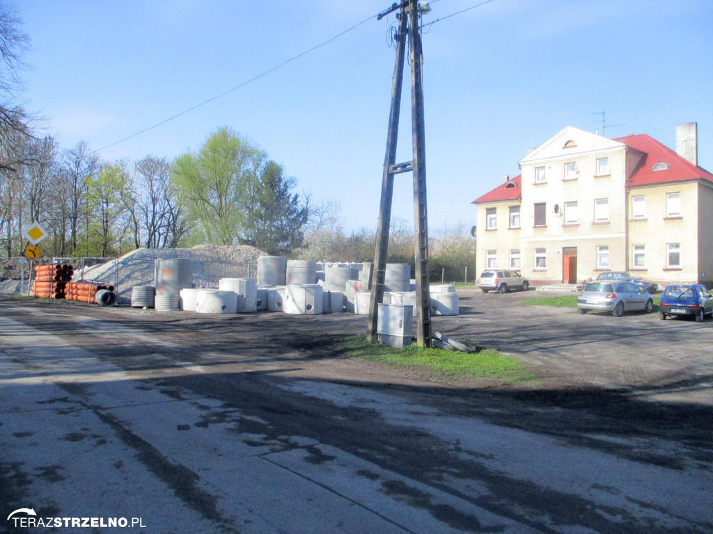 Znikają stare budynki w Strzelnie, powstają nowoczesne rozwiązania.
