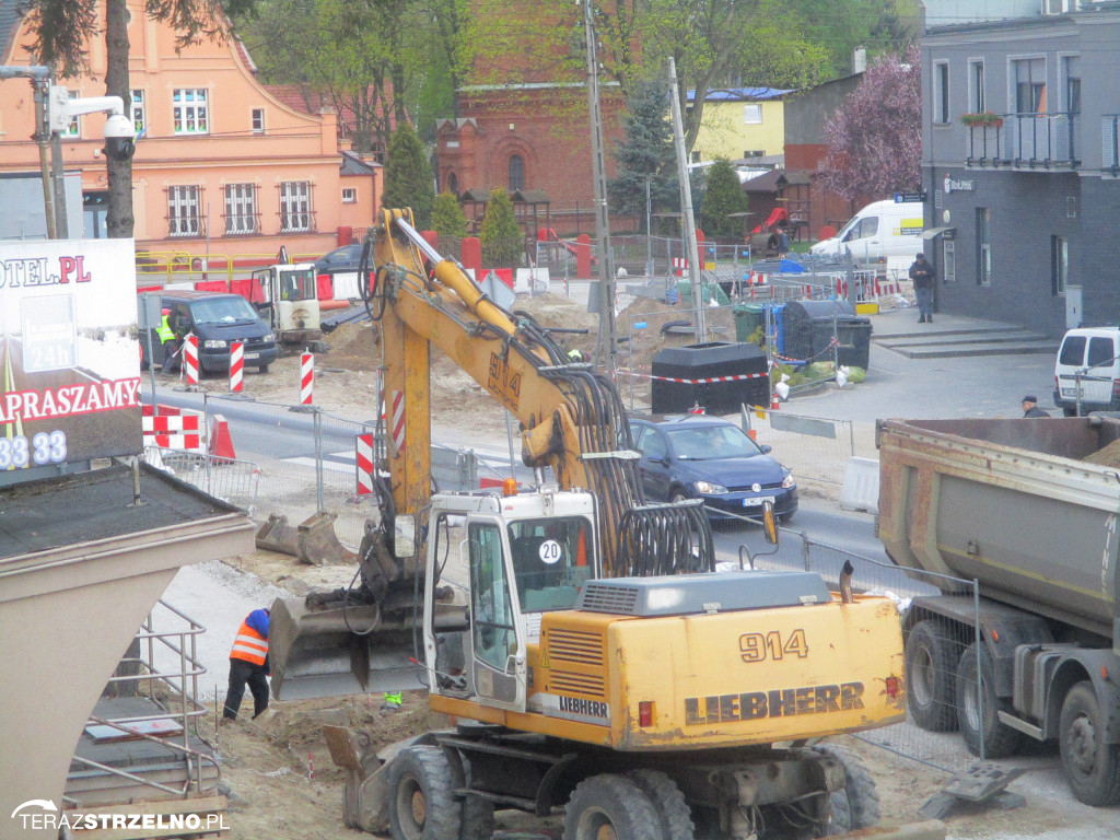 Znikają stare budynki w Strzelnie, powstają nowoczesne rozwiązania.