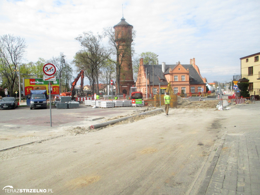 Znikają stare budynki w Strzelnie, powstają nowoczesne rozwiązania.
