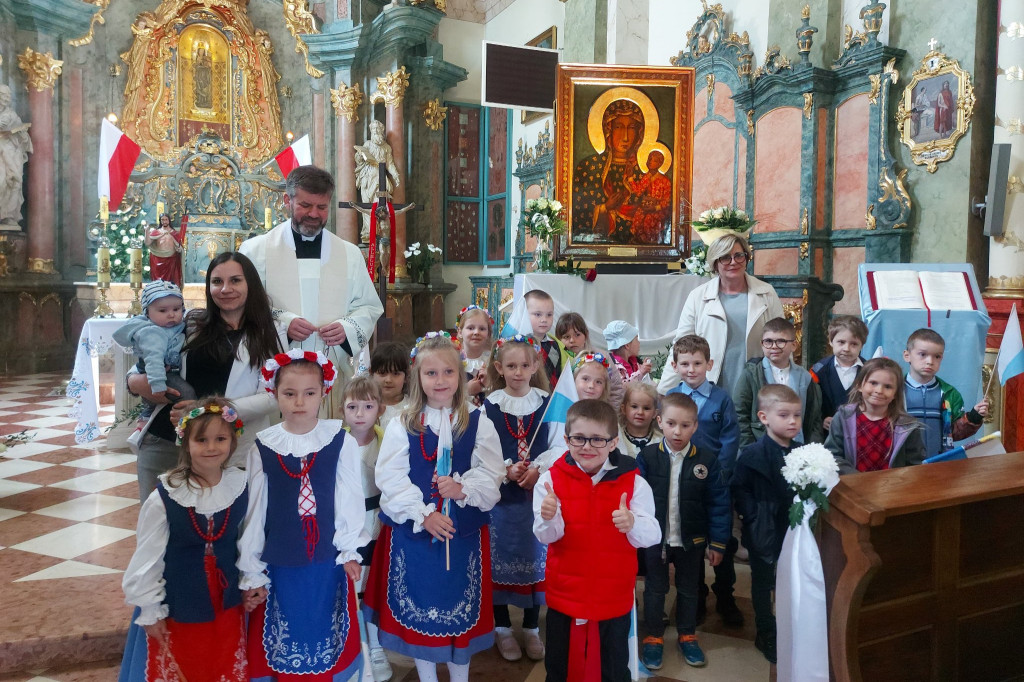 Społeczność szkolna w Markowicach powitała kopię obrazu MB Jasnogórskiej
