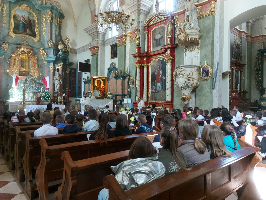 Społeczność szkolna w Markowicach powitała kopię obrazu MB Jasnogórskiej