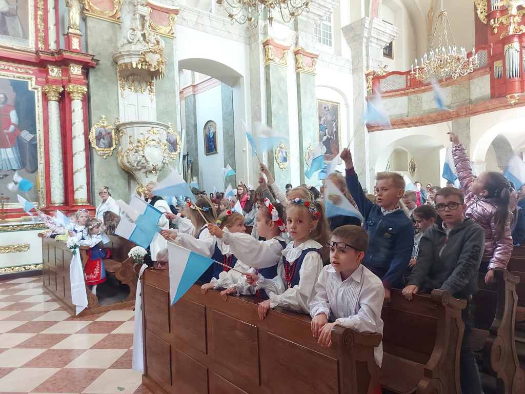 Społeczność szkolna w Markowicach powitała kopię obrazu MB Jasnogórskiej