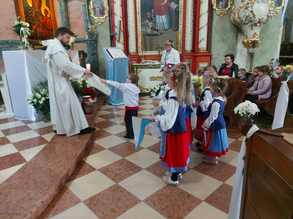 Społeczność szkolna w Markowicach powitała kopię obrazu MB Jasnogórskiej