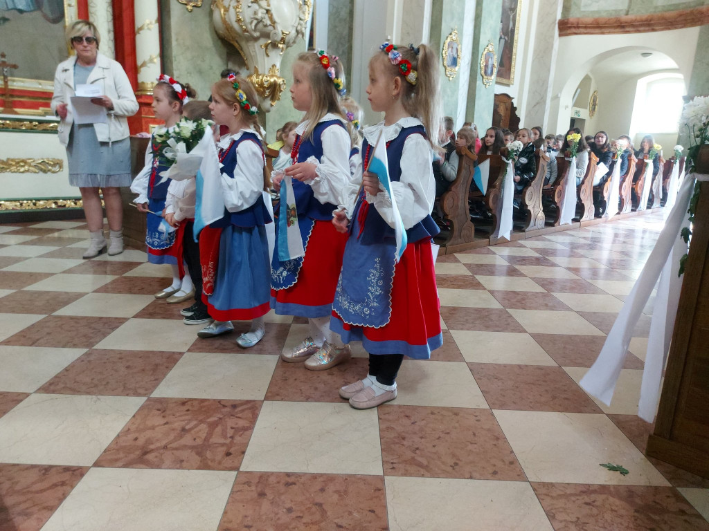 Społeczność szkolna w Markowicach powitała kopię obrazu MB Jasnogórskiej