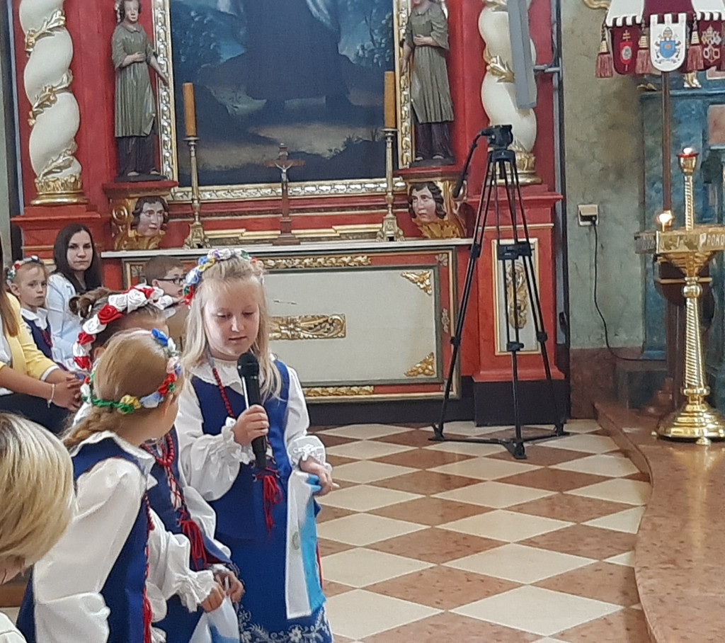 Społeczność szkolna w Markowicach powitała kopię obrazu MB Jasnogórskiej