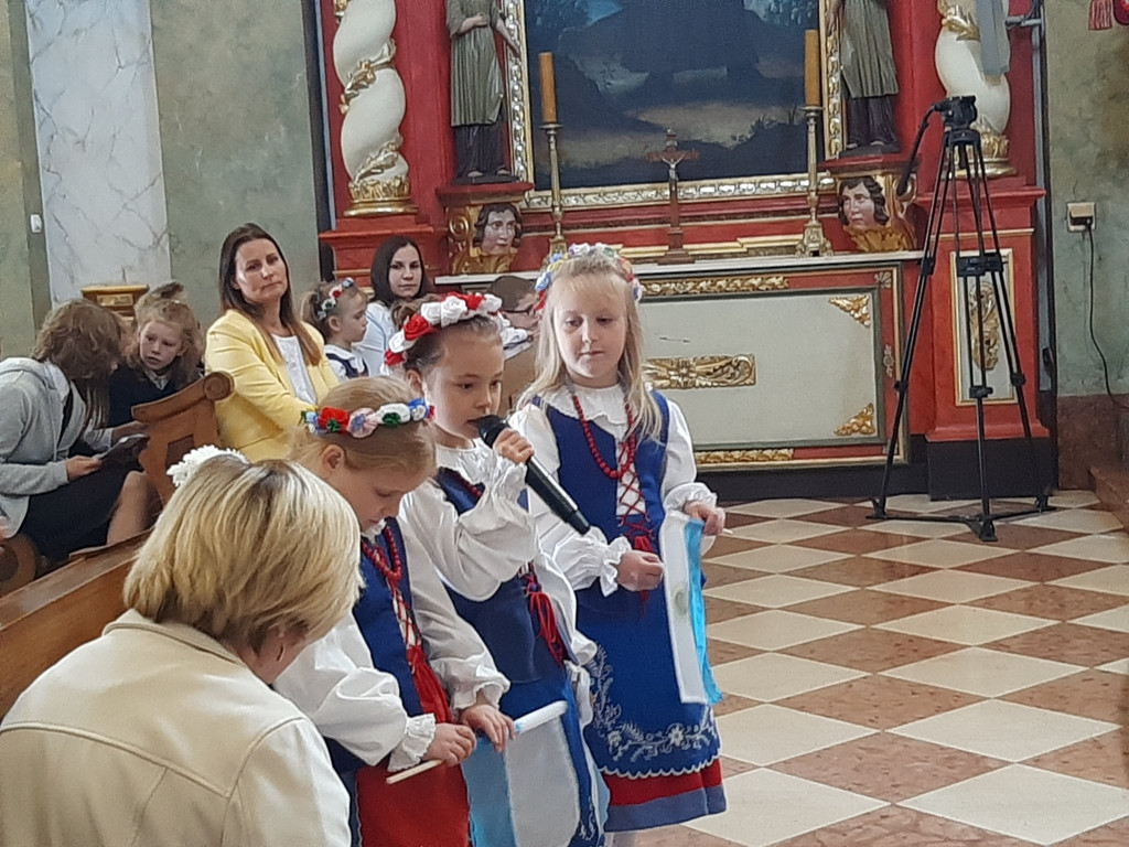 Społeczność szkolna w Markowicach powitała kopię obrazu MB Jasnogórskiej