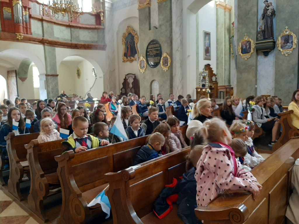 Społeczność szkolna w Markowicach powitała kopię obrazu MB Jasnogórskiej