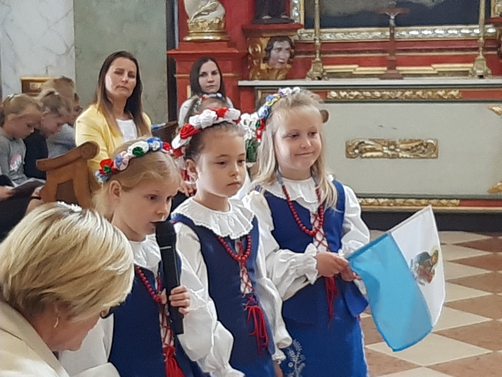 Społeczność szkolna w Markowicach powitała kopię obrazu MB Jasnogórskiej