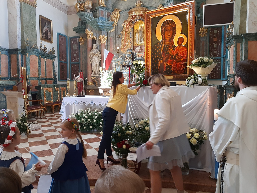 Społeczność szkolna w Markowicach powitała kopię obrazu MB Jasnogórskiej