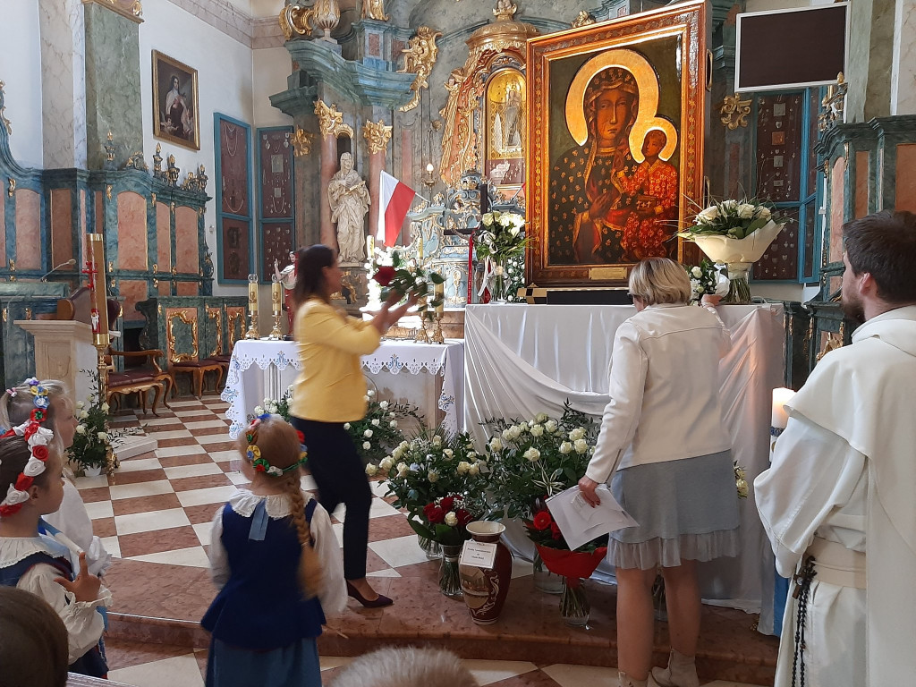 Społeczność szkolna w Markowicach powitała kopię obrazu MB Jasnogórskiej