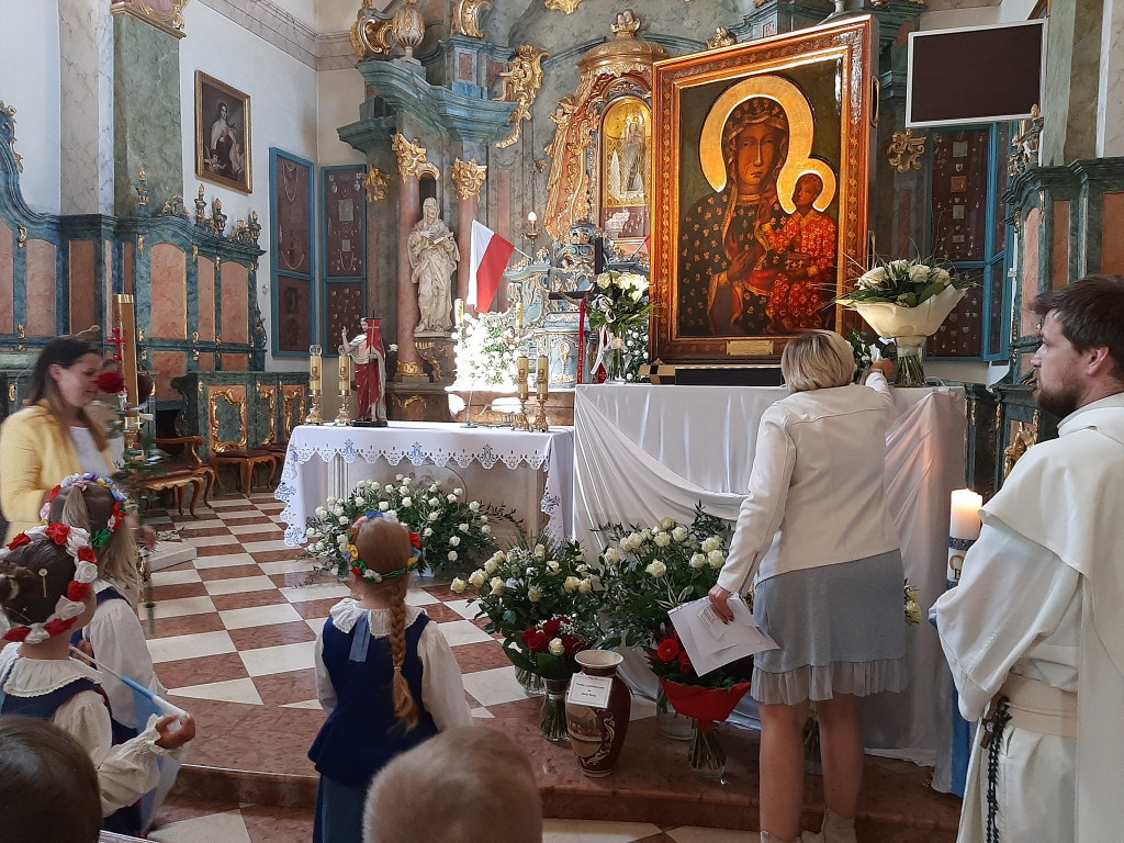 Społeczność szkolna w Markowicach powitała kopię obrazu MB Jasnogórskiej