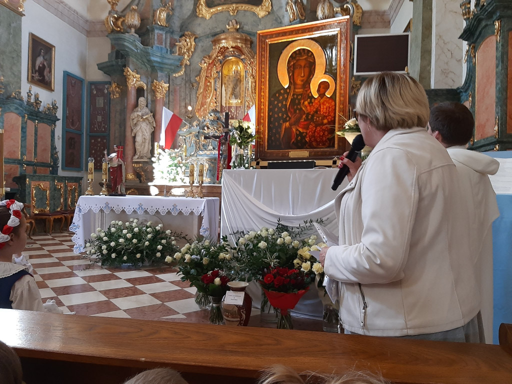 Społeczność szkolna w Markowicach powitała kopię obrazu MB Jasnogórskiej