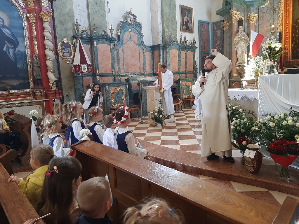 Społeczność szkolna w Markowicach powitała kopię obrazu MB Jasnogórskiej