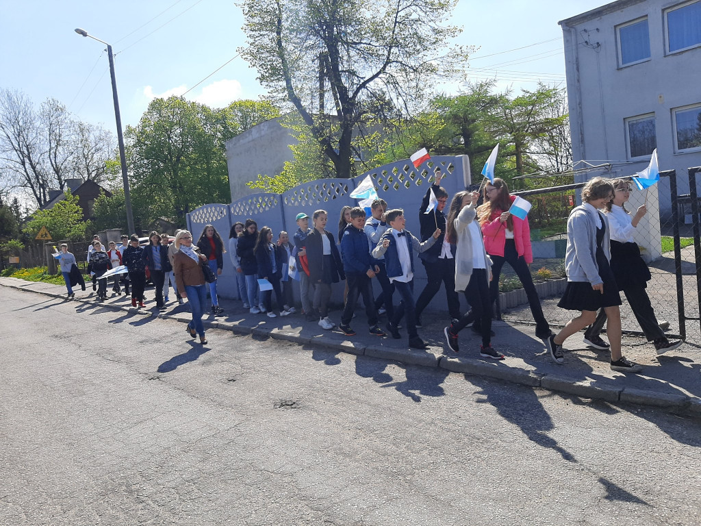Społeczność szkolna w Markowicach powitała kopię obrazu MB Jasnogórskiej