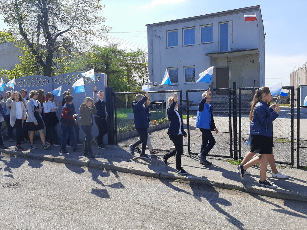Społeczność szkolna w Markowicach powitała kopię obrazu MB Jasnogórskiej