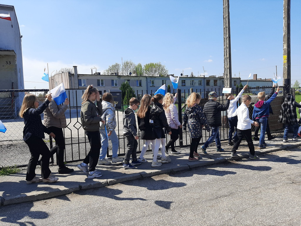 Społeczność szkolna w Markowicach powitała kopię obrazu MB Jasnogórskiej