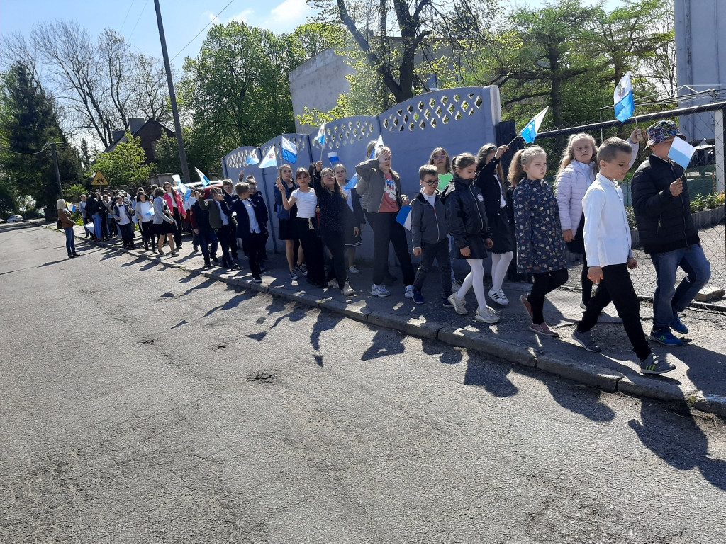 Społeczność szkolna w Markowicach powitała kopię obrazu MB Jasnogórskiej