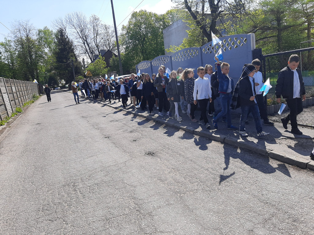 Społeczność szkolna w Markowicach powitała kopię obrazu MB Jasnogórskiej