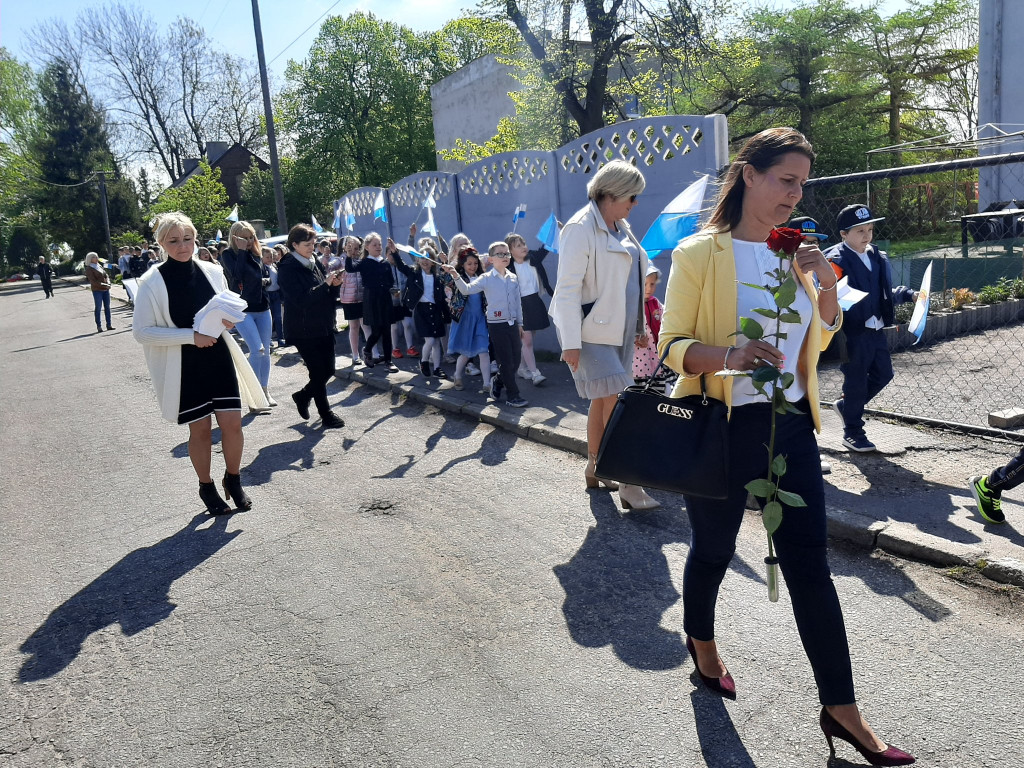 Społeczność szkolna w Markowicach powitała kopię obrazu MB Jasnogórskiej