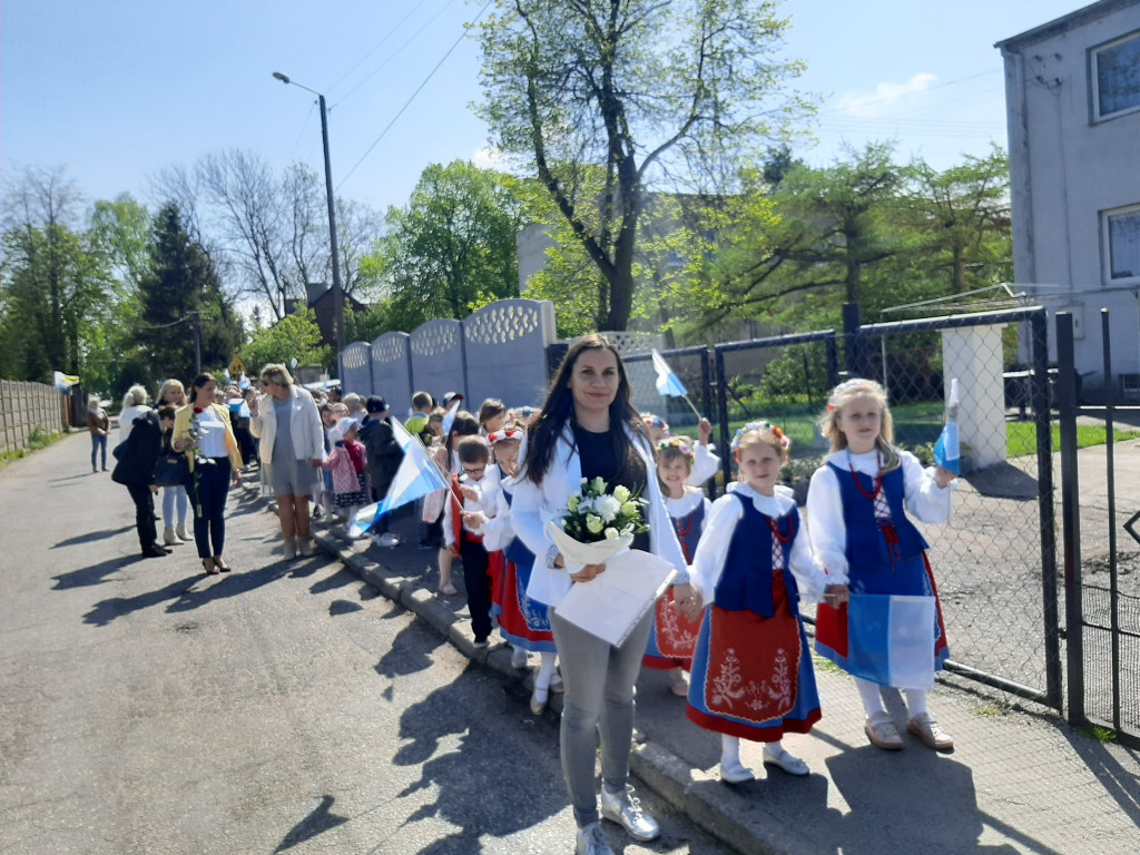 Społeczność szkolna w Markowicach powitała kopię obrazu MB Jasnogórskiej