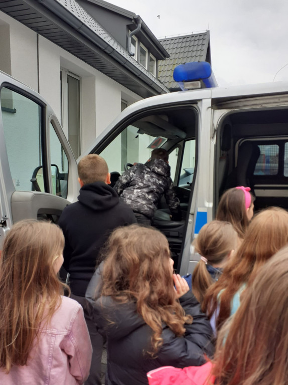 Dzieci z ZSP im. A. A. Michelsona w Strzelnie poznawały pracę policjantów