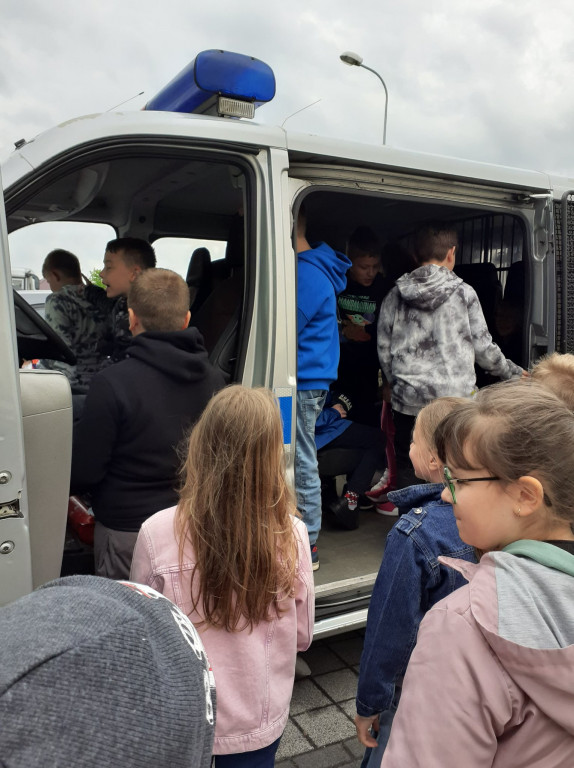 Dzieci z ZSP im. A. A. Michelsona w Strzelnie poznawały pracę policjantów