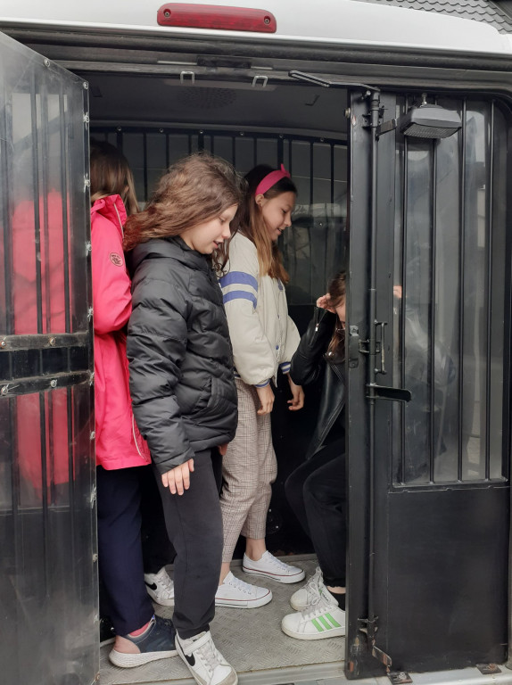 Dzieci z ZSP im. A. A. Michelsona w Strzelnie poznawały pracę policjantów