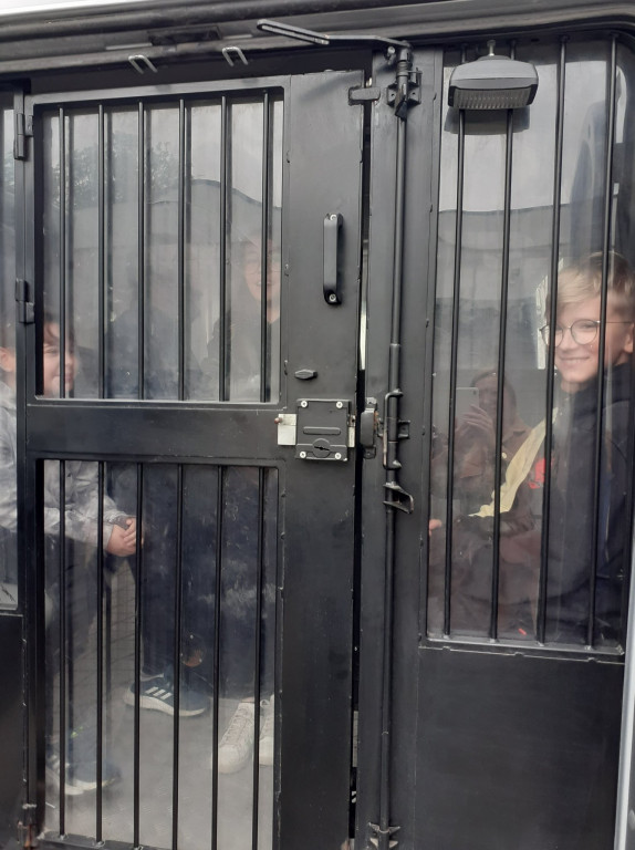Dzieci z ZSP im. A. A. Michelsona w Strzelnie poznawały pracę policjantów