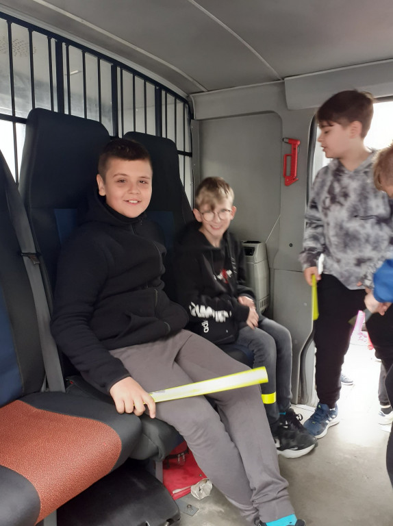 Dzieci z ZSP im. A. A. Michelsona w Strzelnie poznawały pracę policjantów