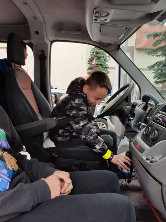 Dzieci z ZSP im. A. A. Michelsona w Strzelnie poznawały pracę policjantów