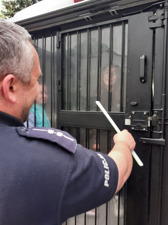 Dzieci z ZSP im. A. A. Michelsona w Strzelnie poznawały pracę policjantów