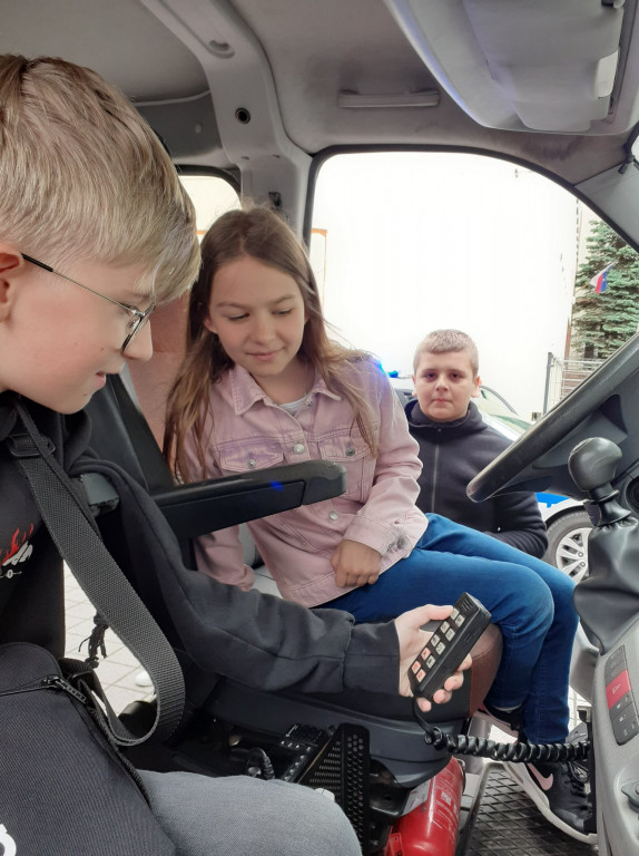 Dzieci z ZSP im. A. A. Michelsona w Strzelnie poznawały pracę policjantów
