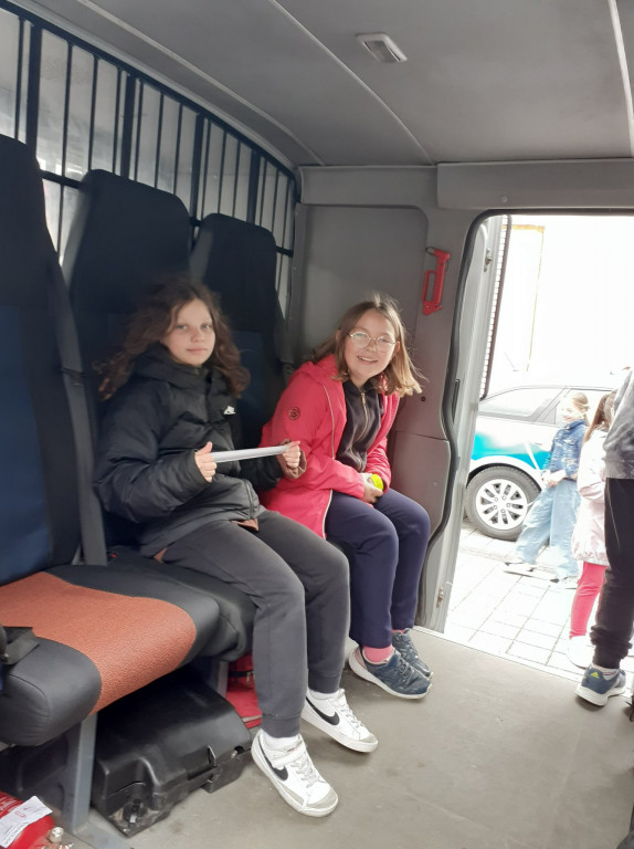 Dzieci z ZSP im. A. A. Michelsona w Strzelnie poznawały pracę policjantów