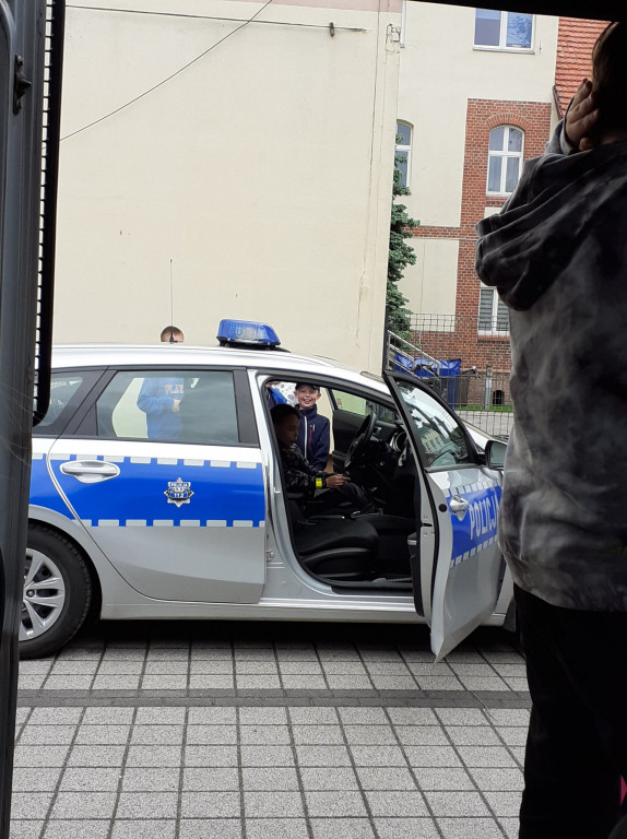 Dzieci z ZSP im. A. A. Michelsona w Strzelnie poznawały pracę policjantów