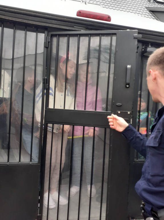 Dzieci z ZSP im. A. A. Michelsona w Strzelnie poznawały pracę policjantów