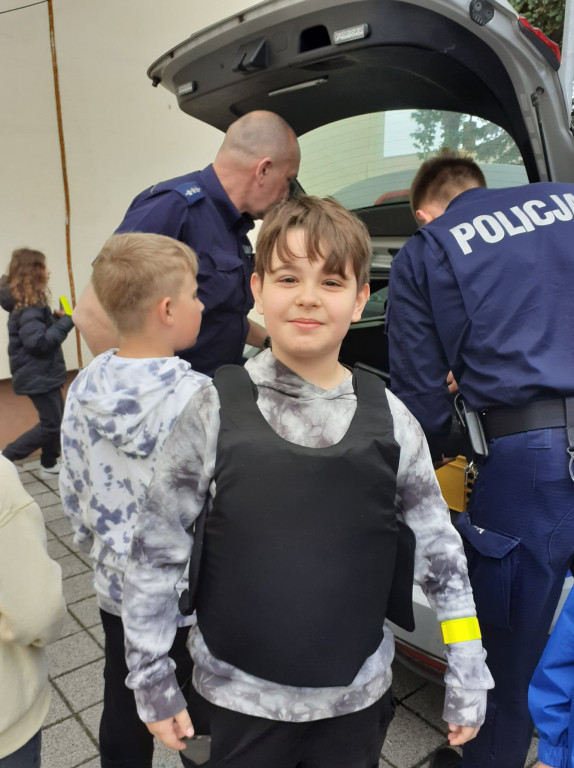 Dzieci z ZSP im. A. A. Michelsona w Strzelnie poznawały pracę policjantów