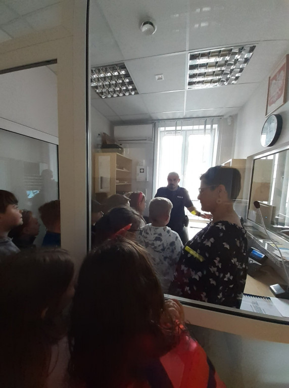 Dzieci z ZSP im. A. A. Michelsona w Strzelnie poznawały pracę policjantów