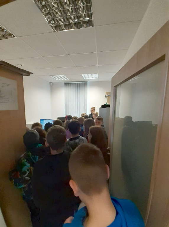 Dzieci z ZSP im. A. A. Michelsona w Strzelnie poznawały pracę policjantów