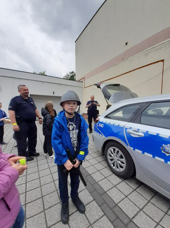 Dzieci z ZSP im. A. A. Michelsona w Strzelnie poznawały pracę policjantów