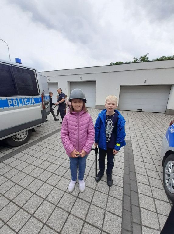 Dzieci z ZSP im. A. A. Michelsona w Strzelnie poznawały pracę policjantów
