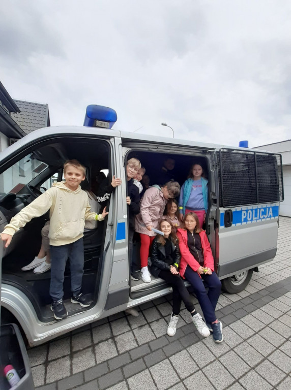 Dzieci z ZSP im. A. A. Michelsona w Strzelnie poznawały pracę policjantów
