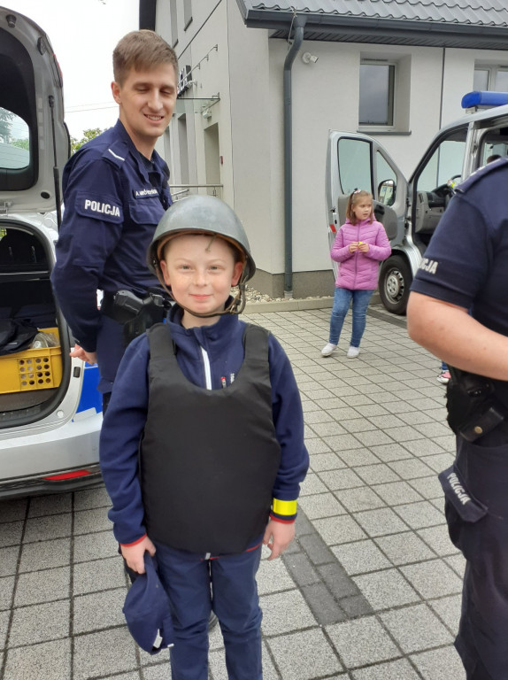 Dzieci z ZSP im. A. A. Michelsona w Strzelnie poznawały pracę policjantów