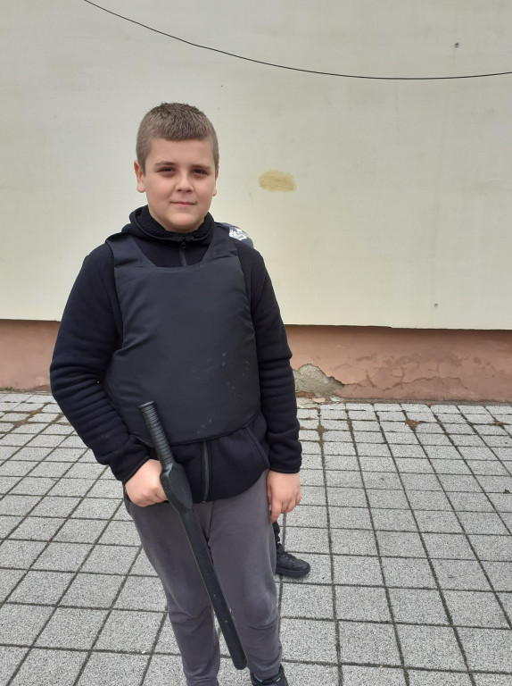 Dzieci z ZSP im. A. A. Michelsona w Strzelnie poznawały pracę policjantów